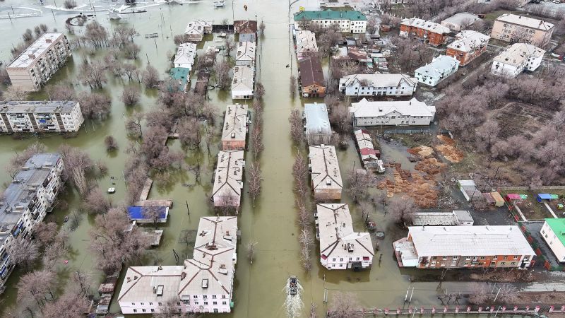 Гневът кипи сред някои на фона на рекордните наводнения в Урал в Русия