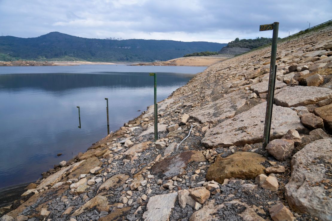 Water level markers in the San Rafael reservoir. Mayor Carlos Galán announced that water rationing measures for Bogotá would begin on April 11.
