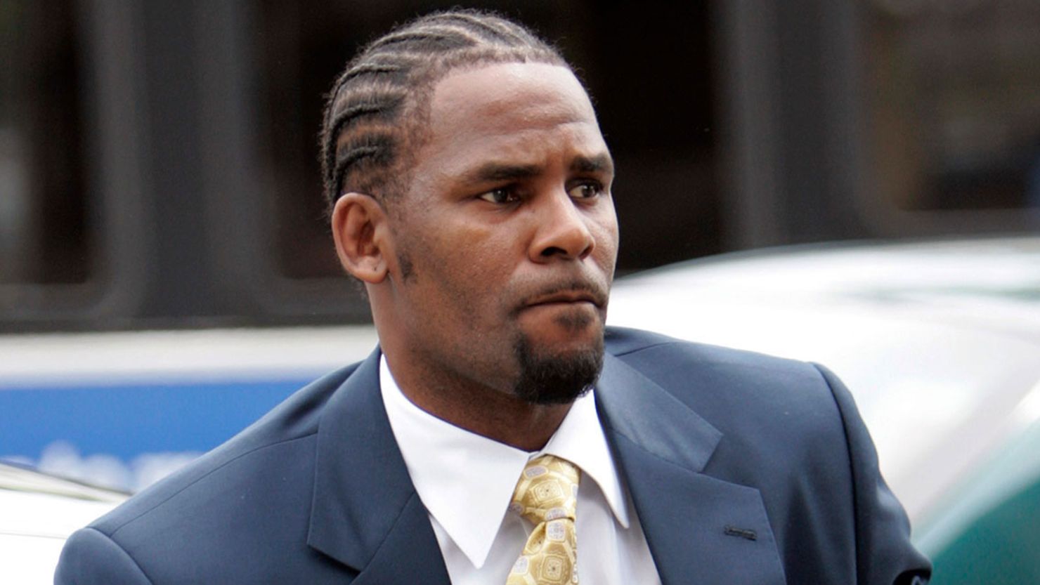 R&B singer R. Kelly arrives to the Cook County courthouse in Chicago on June 13, 2008.