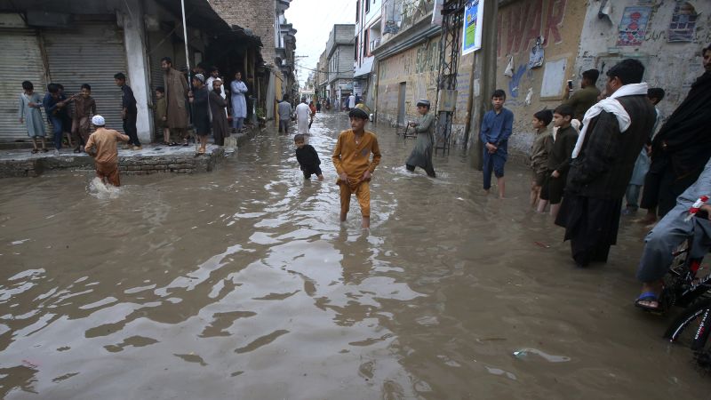 Повече от 100 загинаха в Пакистан и Афганистан при внезапни наводнения и проливни дъждове, помели региона