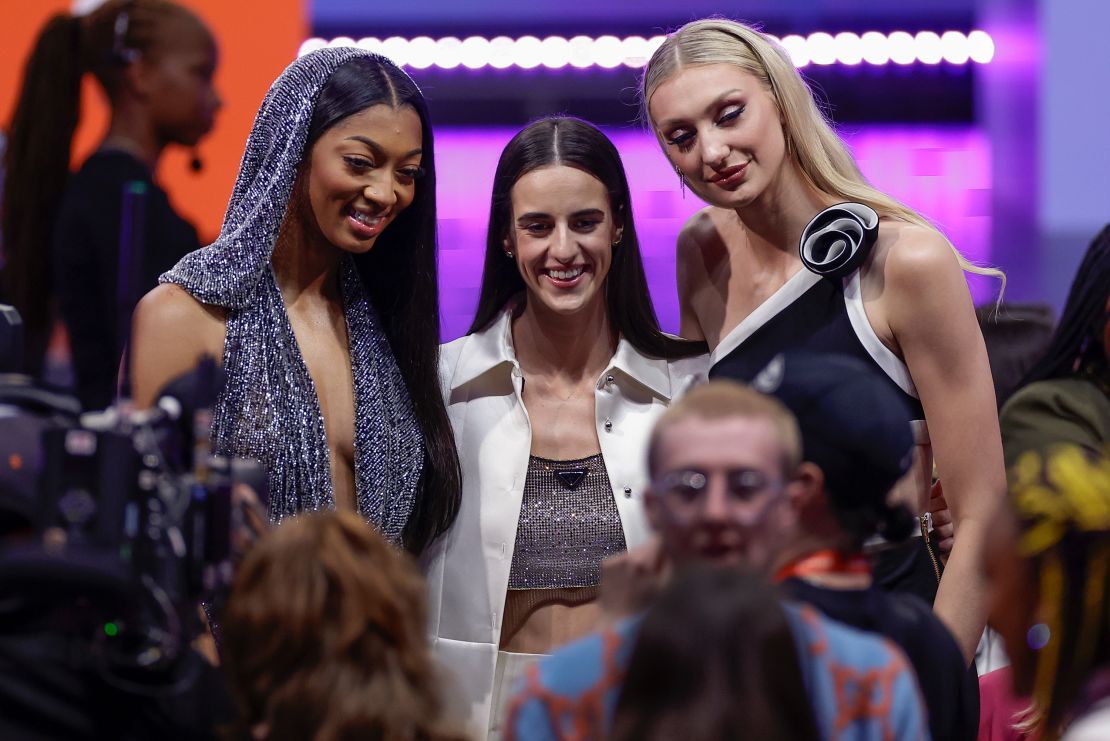 De izquierda a derecha, Reese, Caitlin Clark y Cameron Brink de Stanford posan para una fotografía antes del inicio del Draft de la WNBA.