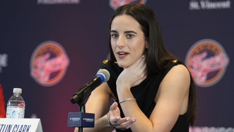 Спортният колумнист се извинява за „глупавите“ коментари, насочени към Кейтлин Кларк. Спорът не е приключил