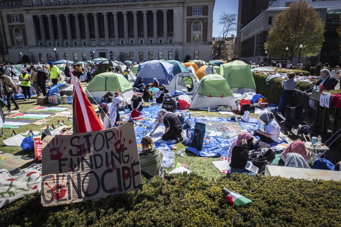 在哥伦比亚大学西草坪上形成了一个强大的亲巴勒斯坦抗议者营地。