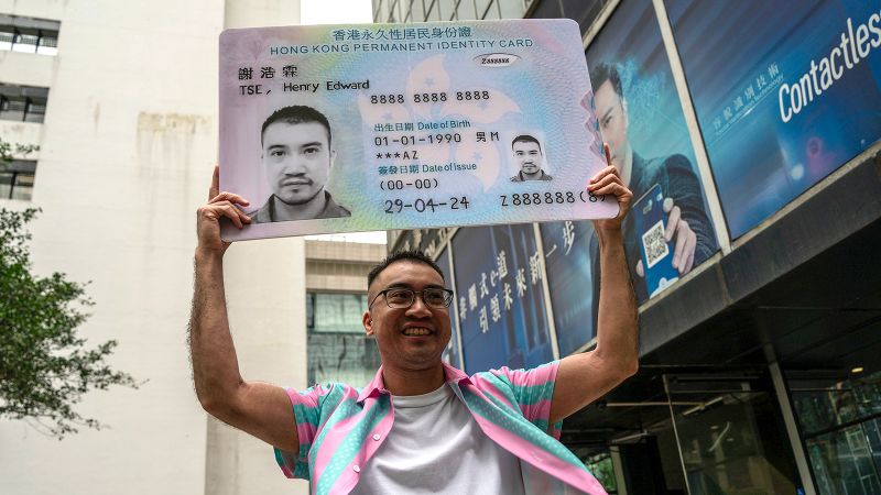 Транссексуален активист от Хонконг получава нов мъжки документ за самоличност след дългогодишна съдебна битка