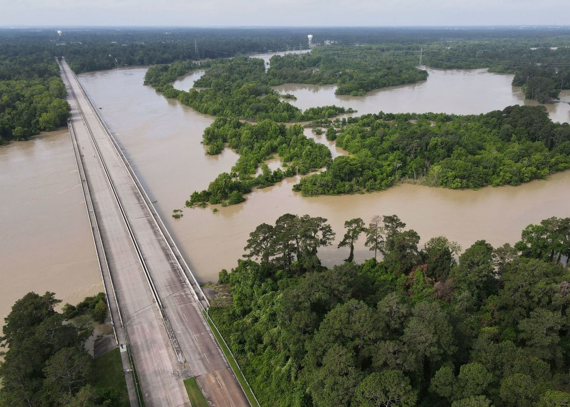 Le pont sur le lac Houston, le long de la West Lake Houston Parkway, de Kingwood à Atascocita, a été fermé en raison des crues des eaux samedi à Kingwood, au Texas.