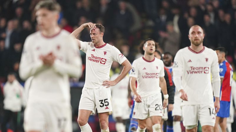 Турбулентният сезон на Манчестър Юнайтед падна до ново дъно след унижение с 4-0