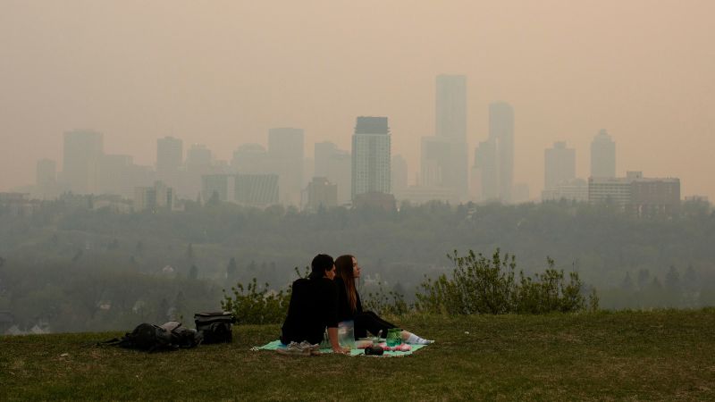 Експлозивен горски пожар заплашва да обхване канадски град, докато САЩ получават първата за сезона доза дим