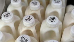 2024 年 5 月 8 日星期三，瓶装生牛奶在加利福尼亚州特曼库拉的一家商店出售。（美联社照片/JoNel Aleccia）