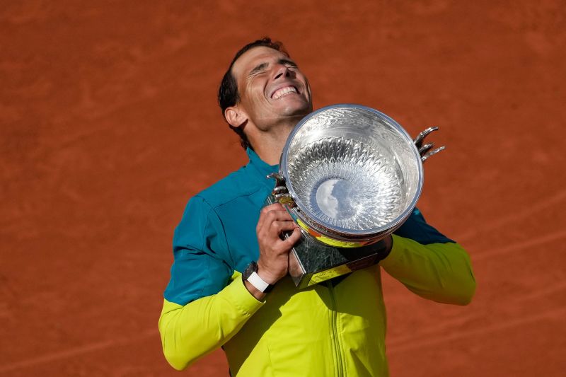 Rafael Nadal lifts the French Open trophy for the 14th time in 2022.