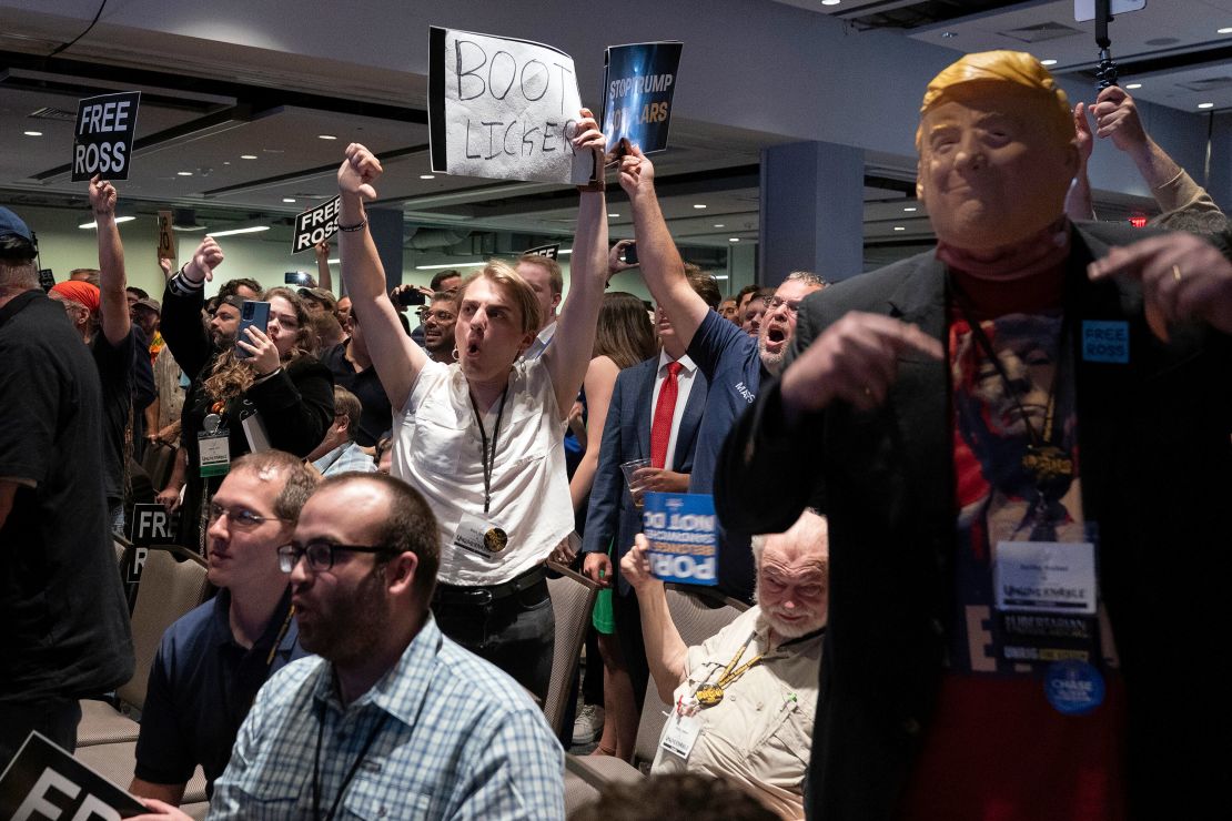 Para peserta mencemooh Trump saat ia berbicara di konvensi Libertarian pada 25 Mei 2024.