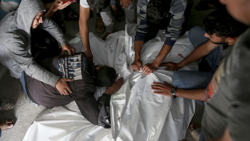 Най-малко 45 убити при израелски удар срещу лагер за разселени палестинци в Рафа