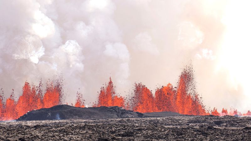 Вулканът в Исландия драматично изригва отново, докато потоци от лава достигат отбранителните стени на града