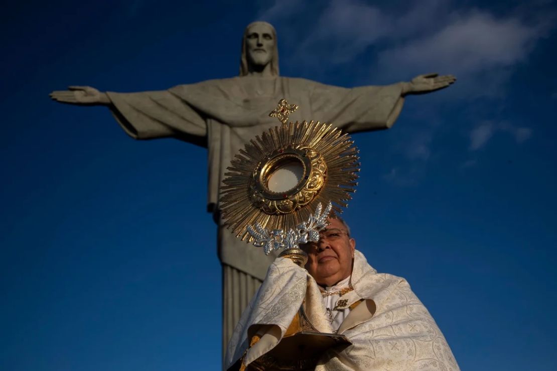 El arzobispo de Río de Janeiro, Orani Tempesta, dirige una misa católica en la estatua del Cristo Redentor en Río de Janeiro el 30 de mayo.