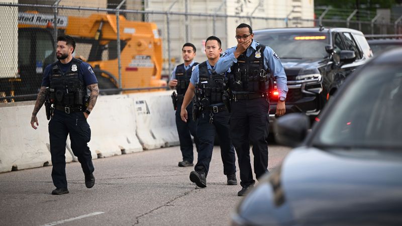 Полицията в Минеаполис търси мотива, след като стрелбата остави двама убити, включително полицай, оказващ медицинска помощ. Ето какво знаем
