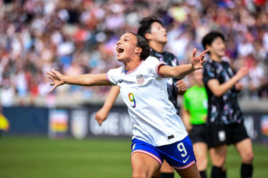 Mallory Swanson scored two goals in the match.