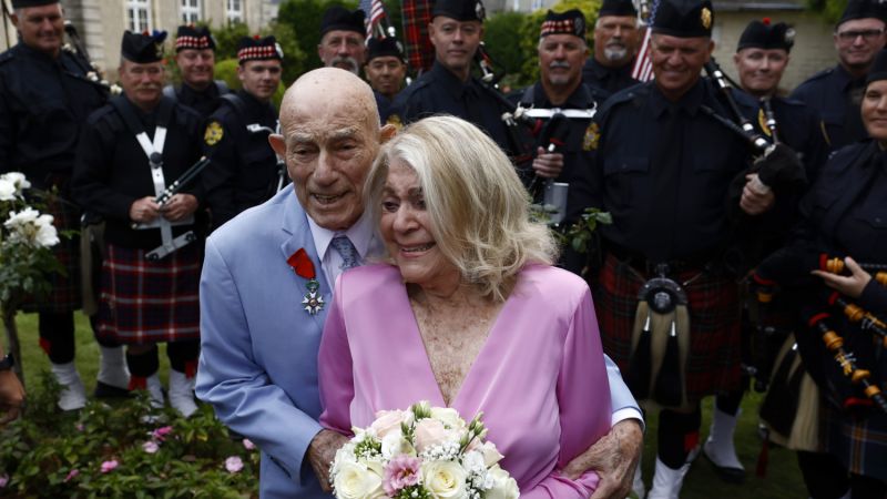 Ветеран от Втората световна война, 100, се жени за 96-годишна годеница близо до плажовете на Деня D в Нормандия