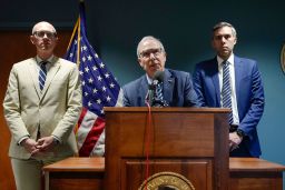 Penasihat khusus Departemen Kehakiman David Weiss, tengah, didampingi oleh jaksa federal, berbicara pada konferensi pers, 11 Juni, di Wilmington, Delaware.