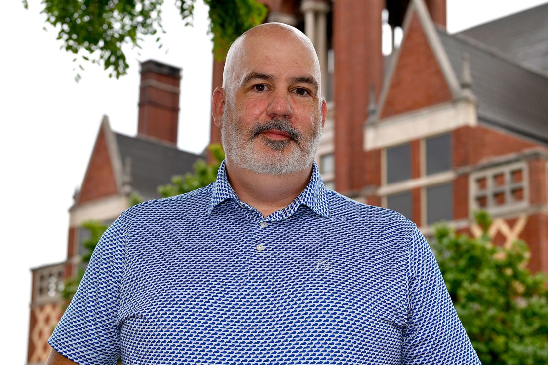 Tom Jones, um ativista político e ex-assessor de senadores republicanos no Capitólio, é retratado em Bardstown, Kentucky, em 18 de junho de 2024.