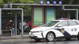 Kituo cha basi ambapo mama na mwanawe walidungwa kisu pichani huko Suzhou, Mkoa wa Jiangsu mnamo Juni 25, 2024. Kisa hicho kilitokea siku iliyotangulia. ( The Yomiuri Shimbun kupitia AP Images )