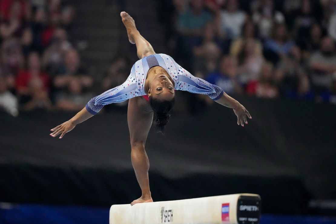 Simone Biles berkompetisi di balok keseimbangan pada Uji Coba Olimpiade Senam Amerika Serikat di Minneapolis, Minnesota pada 28 Juni 2024.