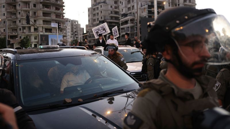 Manifestantes judeus ultraortodoxos atacam o carro de um ministro israelense em meio à raiva pela decisão de recrutamento militar Manifestantes judeus ultraortodoxos atacam o carro de um ministro israelense em meio à raiva pela decisão de recrutamento militar