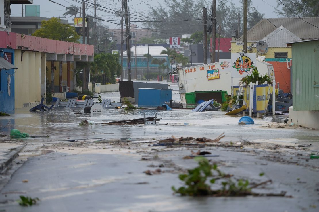 Uraganas Beryl pirmadienį užtvindė gatvę Hastingse, Barbadose.