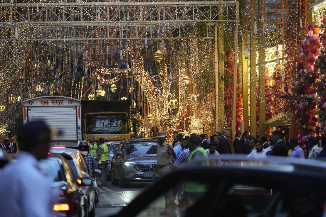 Se ven decoraciones afuera del Antilia durante la ceremonia previa a la boda de Anant Ambani y Radhika Merchant en Mumbai, India, el miércoles 3 de julio de 2024.