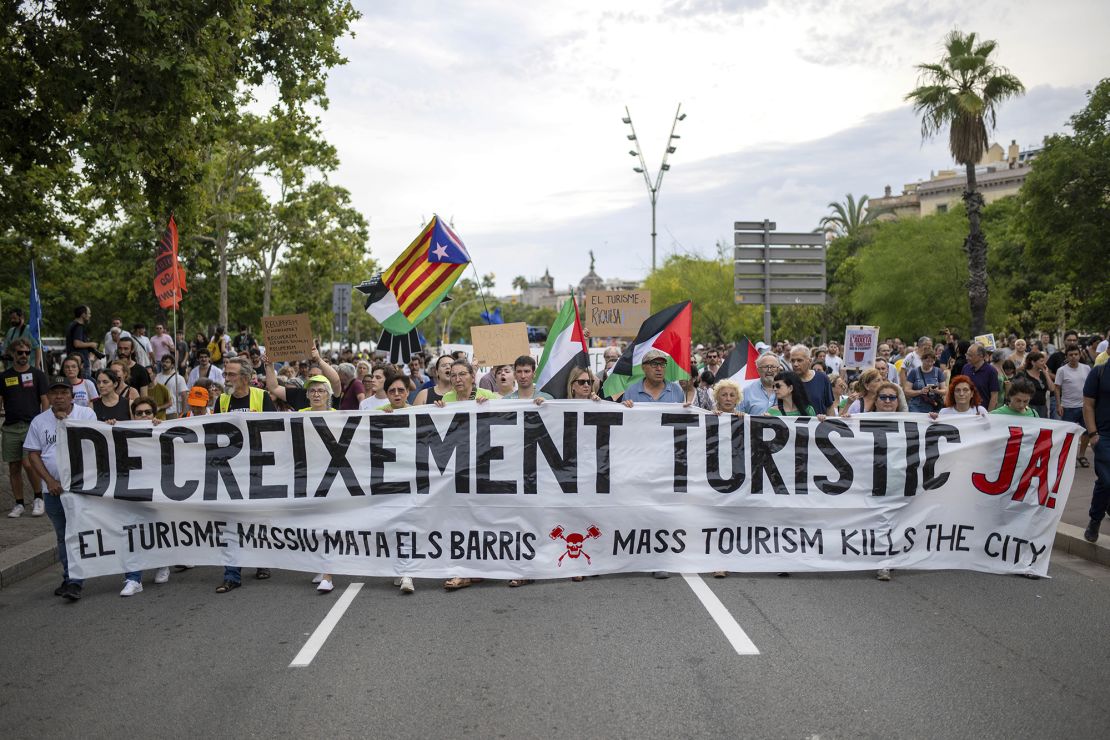 According to Barcelona's City Council, some 2,800 people demonstrated against mass tourism in the center of Barcelona on Saturday.