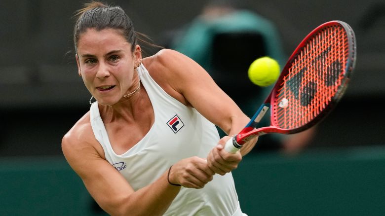 Emma Navarro of the United States plays a backhand return to Jasmine Paolini of Italy during their quarterfinal match at the Wimbledon tennis championships in London, Tuesday, July 9, 2024. (AP Photo/Alberto Pezzali)