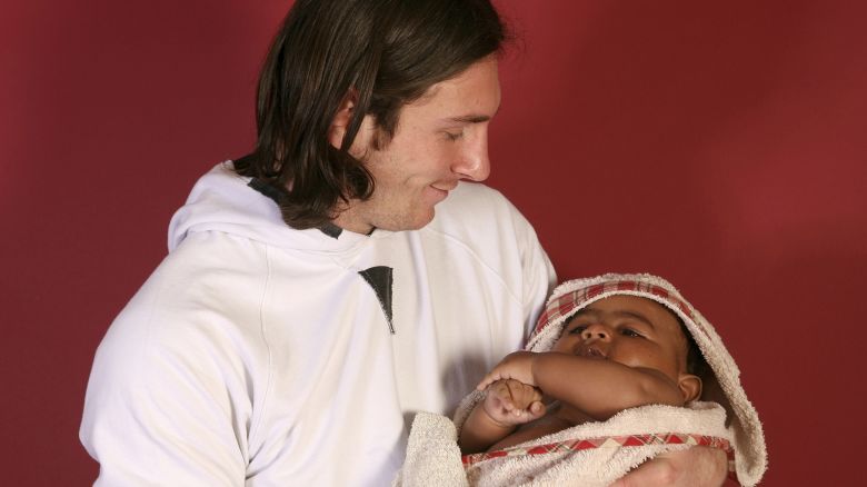 Lionel Messi holds a baby Lamine Yamal for the photoshoot in 2007.