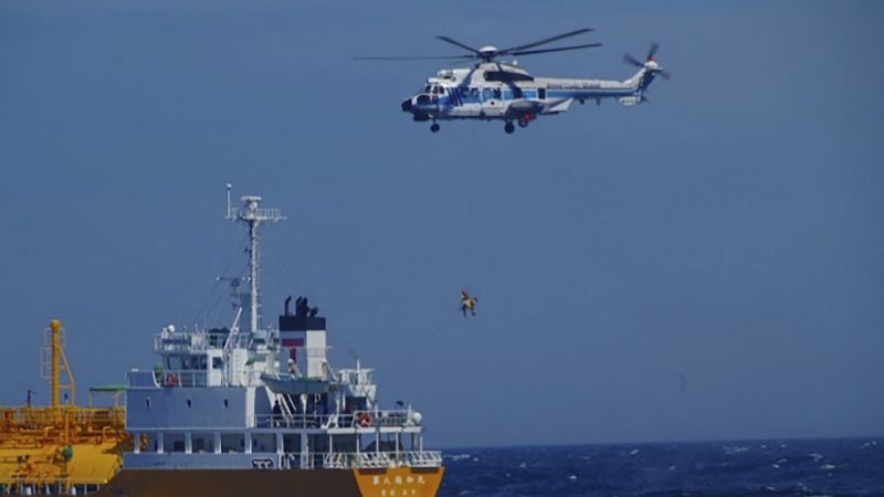 Japão: Um turista que foi arrastado por um anel flutuante sobreviveu a uma provação de 36 horas no mar