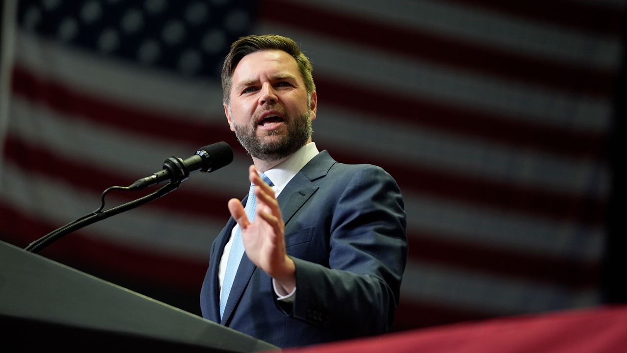 Calon wakil presiden dari Partai Republik Senator JD Vance, R-Ohio, berbicara di hadapan calon presiden dari Partai Republik mantan Presiden Donald Trump pada rapat umum kampanye, pada tanggal 20 Juli 2024, di Grand Rapids, Michigan.