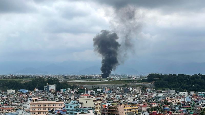 Nepáli repülőbaleset: Legalább 18 ember meghalt, miután a Surya Airlines repülőgépe felszállás közben lecsúszott a kifutópályáról