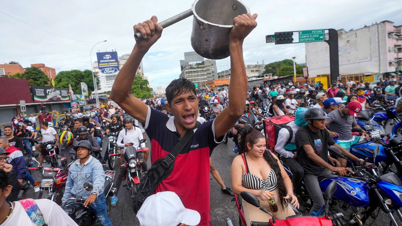 People protest the official election results declaring President Nicolas Maduro the winner of the presidential election, the day after the vote in Caracas, Venezuela, Monday, July 29, 2024. (AP Photo/Fernando Vergara)