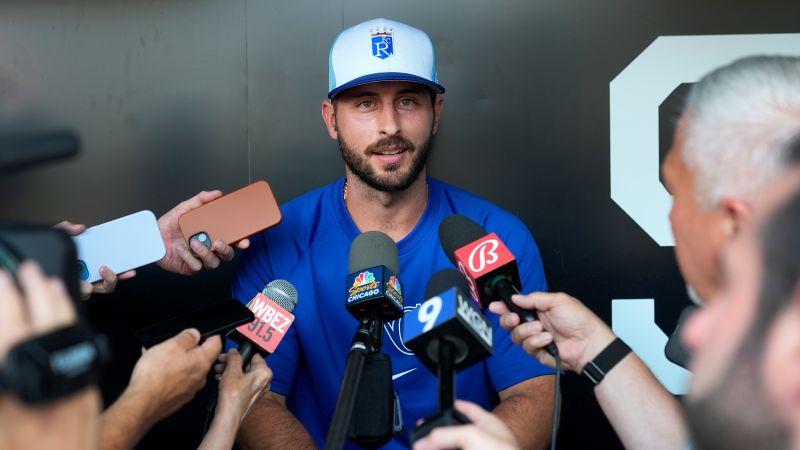 След като е разменен по средата на серия, играчът на MLB прави кратка разходка през стадиона до новия отбор