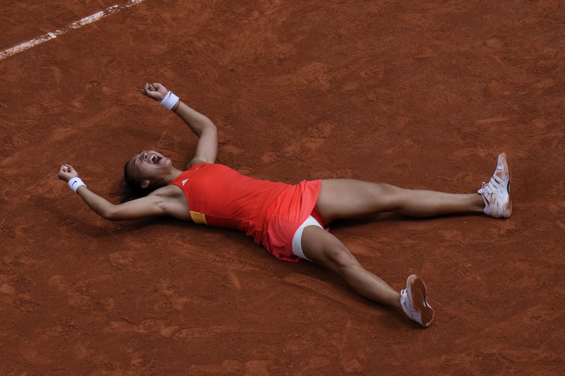 Zheng celebrates after defeating Świątek.