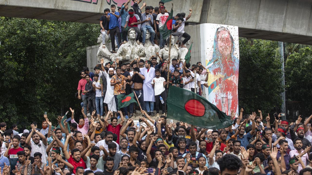 Bangladesh protests: PM Sheikh Hasina flees to India as demonstrators ...