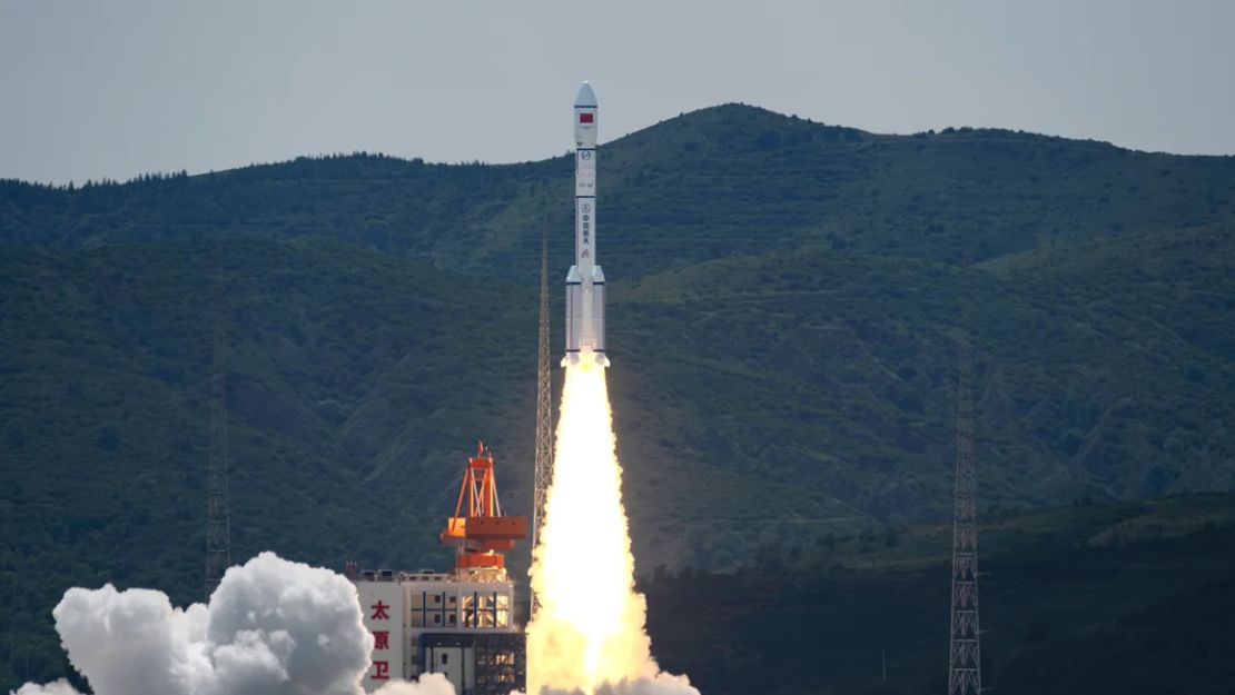 Un cohete Long March-6 modificado que transporta 18 satélites despega del Centro de Lanzamiento de Satélites de Taiyuan, en la provincia china de Shanxi, el 6 de agosto.