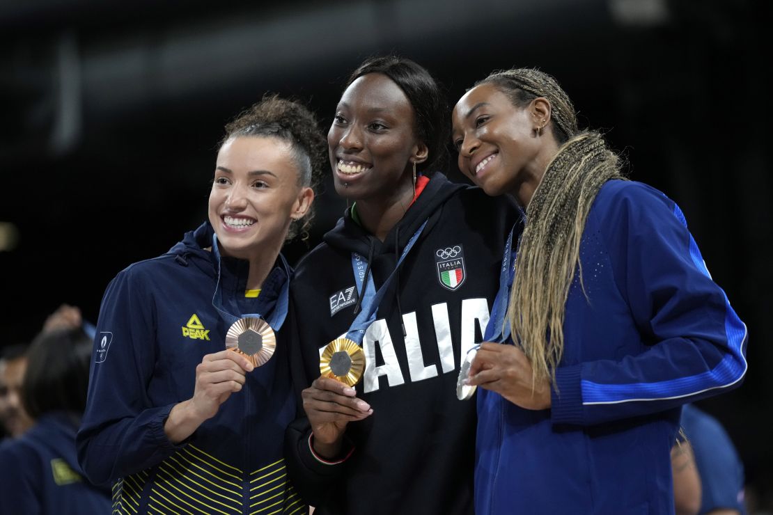 De izquierda a derecha, Gabriela Braga de Brasil, Paola Egonu de Italia y Chiaka Ogbogu de Estados Unidos muestran sus medallas después de una ceremonia al final de la final de voleibol femenino en los Juegos Olímpicos de Verano de 2024 en París el 11 de agosto de 2024.