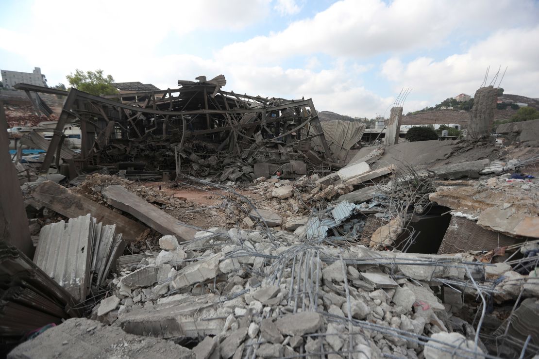 Uma área industrial destruída por um ataque aéreo israelense em Nabatiyeh.