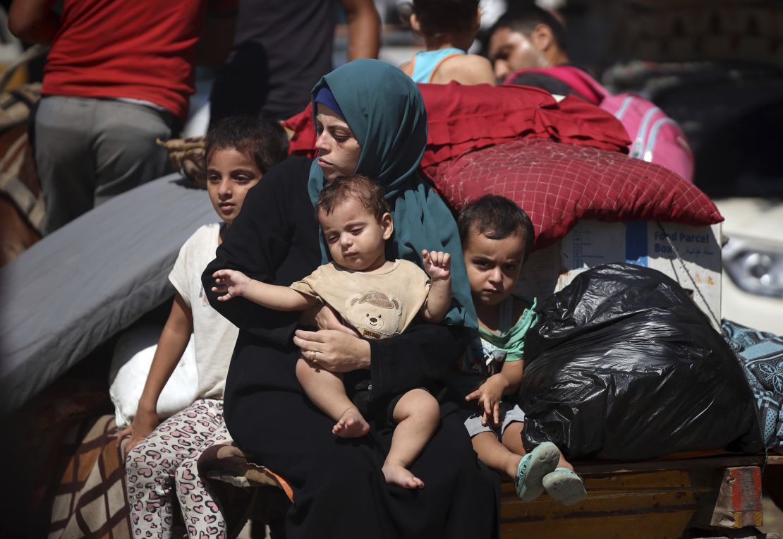 Palästinenser fliehen am 21. August 2024 mit ihrem Hab und Gut in Deir al-Balah im Gazastreifen, inmitten des anhaltenden Konflikts zwischen Israel und der bewaffneten Hamas-Gruppe. (Foto: Magdy Fathi/Nour Photo via AP)