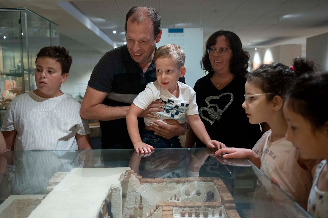 Ariel Geller, 4, center, and his parents Anna, right, and Alex, center left, during their visit to the Hecht Museum.