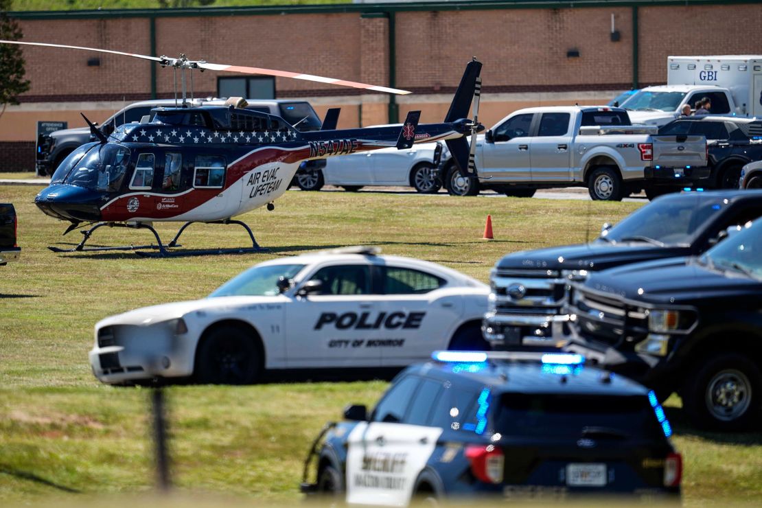 Een medische helikopter staat woensdag voor de Apalachee High School, nadat daar een schietpartij heeft plaatsgevonden.