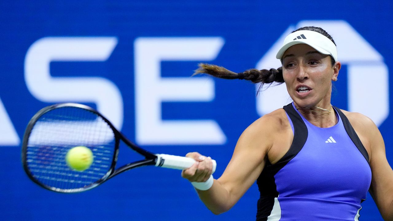 Jessica Pegula of the United States returns to Iga Świątek of Poland during the quarterfinals of the U.S. Open tennis championships, in New York on September 4, 2024.