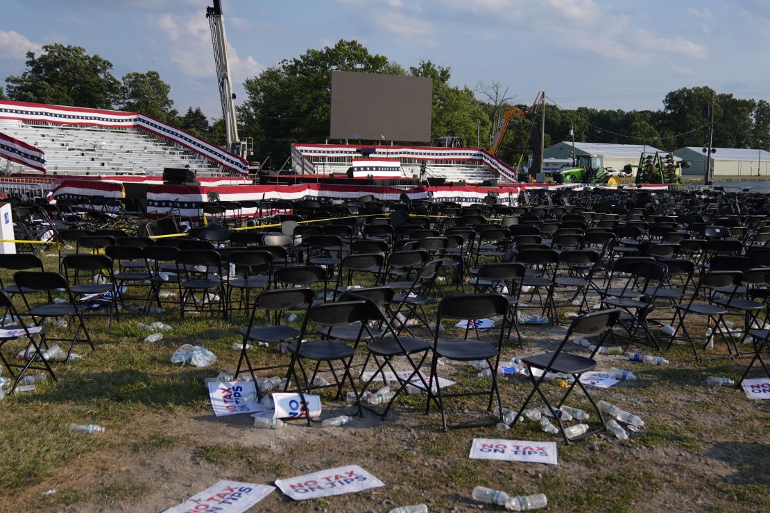 Lokasi kampanye Butler, Pennsylvania kosong dan dipenuhi puing-puing pada 13 Juli 2024.