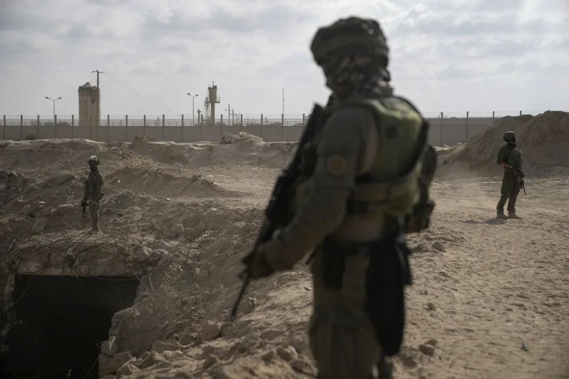 Soldados israelíes están junto a la entrada de un túnel que, según el Ejército, los militantes de Hamas utilizaron en el sur de Gaza, cerca del Corredor Philadelphi a lo largo de la frontera con Egipto, el 13 de septiembre.