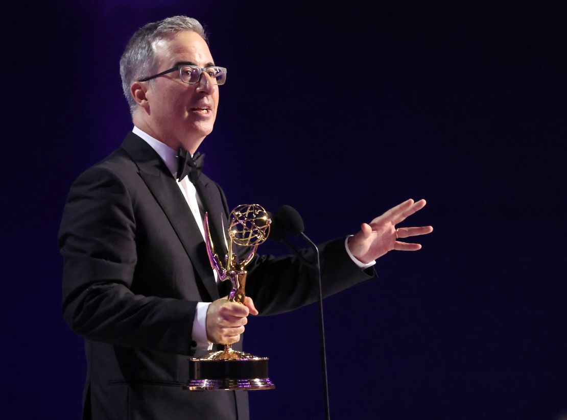 John Oliver na 76ª edição do Emmy Awards no domingo, 15 de setembro de 2024, no Peacock Theater em Los Angeles.