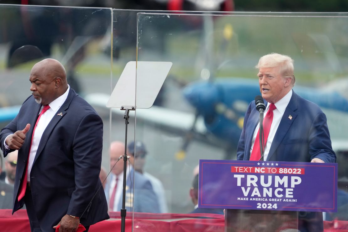 Luitenant-gouverneur Mark Robinson van North Carolina loopt langs voormalig president Donald Trump nadat hij op 21 augustus 2024 werd geïntroduceerd tijdens een campagnebijeenkomst van Trump in Asheboro, North Carolina.