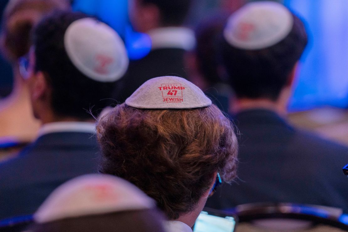 Para hadirin mengenakan yarmulke bertuliskan slogan kampanye untuk Trump saat ia berpidato di acara kesadaran antisemitisme di Washington, DC, pada 19 September 2024.