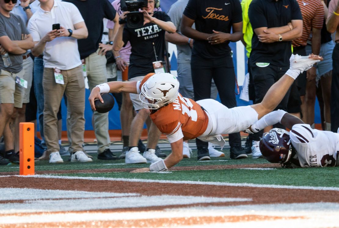 Quarterback Texas Arch Manning menyelam ke arah garis gawang pada babak kedua.